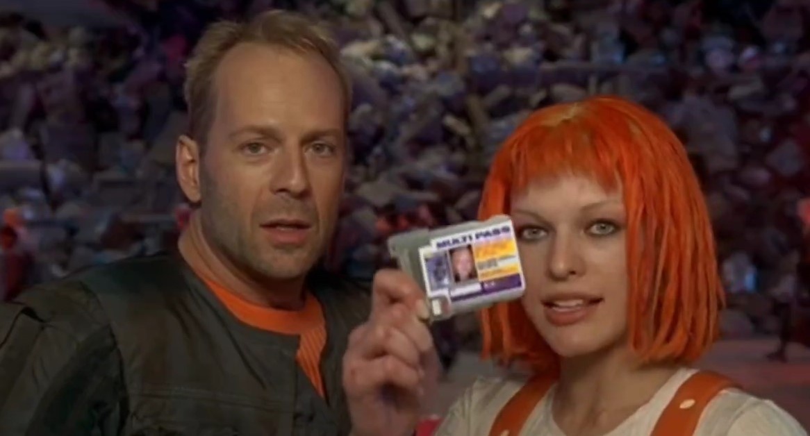 Кадр из фильма "Пятый элемент". Сцена, где Лилу предъявляет мультипаспорт.