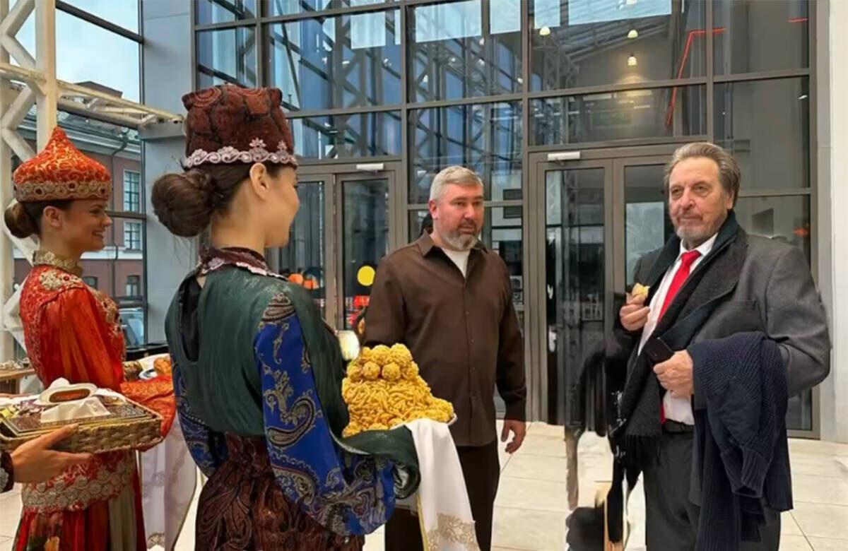 Эррол Маск прилетел сегодня в столицу Татарстана. Первым объектом стал IT-парк в Казани, где бизнесмена встречали чак-чакомФото: t.me/galimovatatarstan