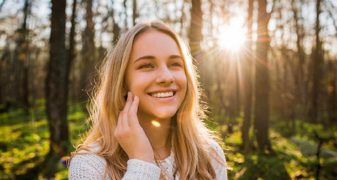 Привет, друг. Ты когда-нибудь задумывался, что на самом деле значит «быть взрослым»? Это про ипотеку и ответственность? Или может быть что-то большее? А что такое «быть человеком» в эпоху, когда нас разрывают на части маски, роли и бесконечные «надо»? И где найти смелость, чтобы сбросить все эти тяжёлые доспехи и наконец-то выдохнуть — просто будучи собой?
В этой статье мы отправимся в глубокое и честное путешествие по трём фундаментальным столпам счастливой и осмысленной жизни: Зрелости, Человечности и Смелости Быть Собой. Мы не будем давать простых ответов или мотивирующих цитат. Вместо этого мы вместе исследуем, как эти три силы переплетаются, поддерживают друг друга и ведут нас к той самой аутентичной жизни, которую мы все интуитивно ищем. Это разговор по душам с профессиональным психологом, который прошёл сотни таких путешествий со своими клиентами. Готовься к откровенному разговору. Приготовься узнать себя лучше.
