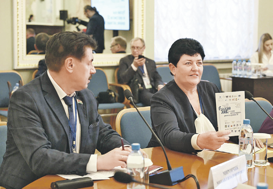 Депутаты обязаны не только в законах разбираться, но и великим и могучим хорошо владеть, что прекрасно удается и Ольге Германовой, и Михаилу Мирончику. Фото: Пресс-служба ПС