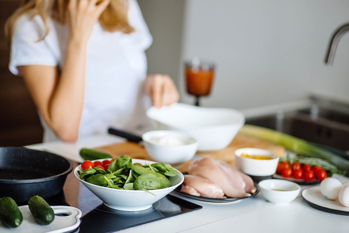 Салаты с куриной грудкой подходят и для праздников, и для ежедневного меню. Источник: Shakirov Albert / Shutterstock / FOTODOM📷
