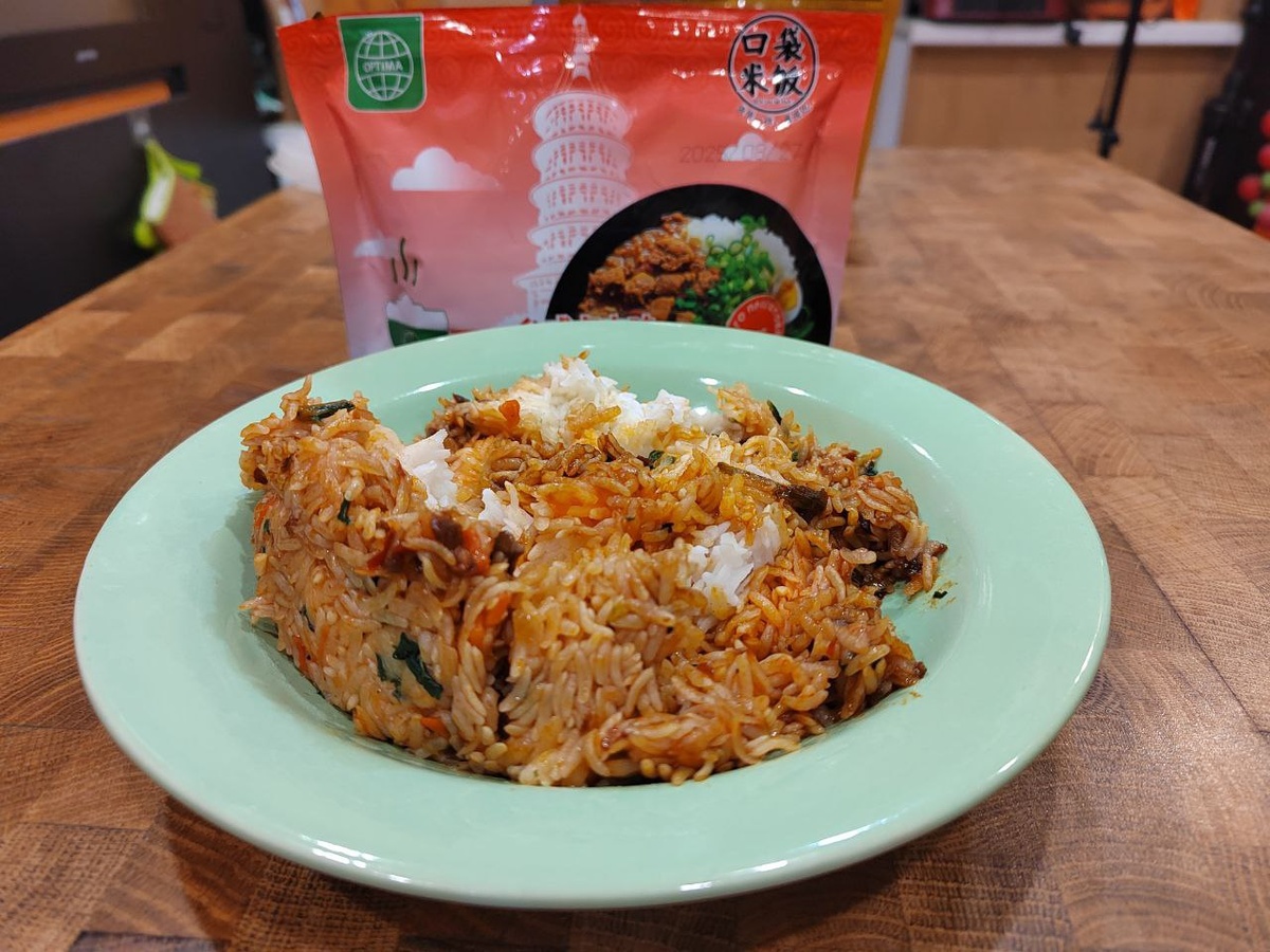 А на тарелке видно, что смесь не попала внутрь рисовой массы. 