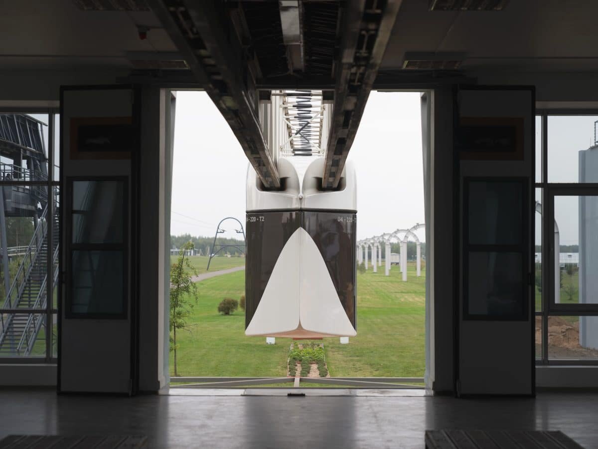    Прибытие юнимобиля на станцию. Все процессы контролирует автоматика / © UST Inc.