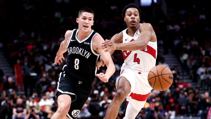     Разыгрывающий «Бруклина» Егор Дёмин и форвард «Торонто» Скотти Барнс Gettyimages.ru Cole Burston / Contributor