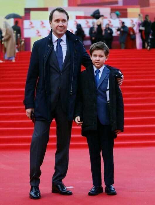 Повзрослевший сын Петр с Евгением Мироновым на публичном мероприятии