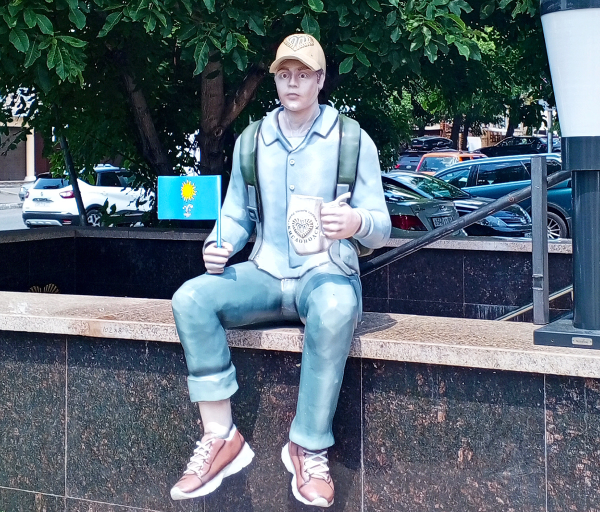 Скульптура Турист у подземного перехода.