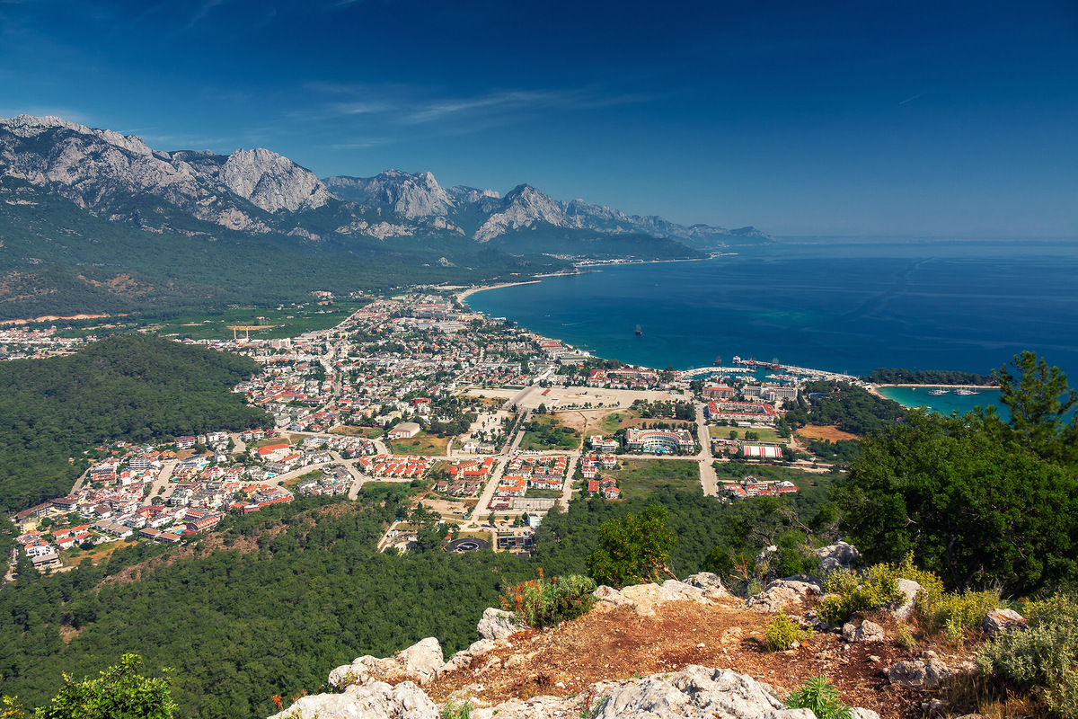Город небольшой, но очень милый. Он отлично подойдёт для спокойного семейного отдыха. Фото: Charged One / Shutterstock / Fotodom