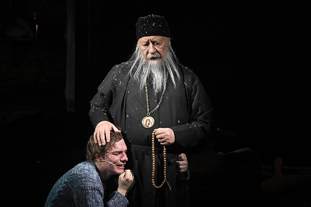    Актер Леонид Якубович в роли старца Никандра (справа) и актер Евгений Кананыхин в роли Рукинца (Устина) в спектакле «Лавр» в театре МХАТ им. М. Горького, 2020 год. Фото: РИА Новости/ Евгений Биятов