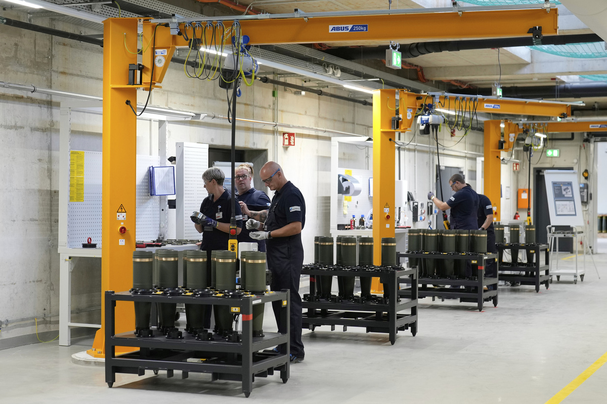     Производство снарядов на заводе Rheinmetall / AP / Markus Schreiber