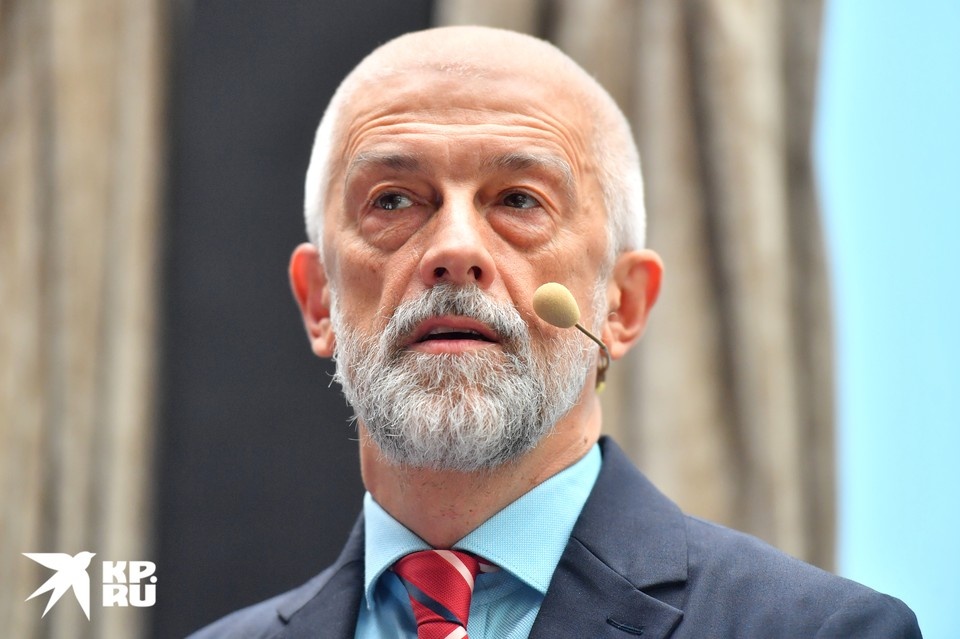    Режиссер Эдуард Бояков Иван МАКЕЕВ