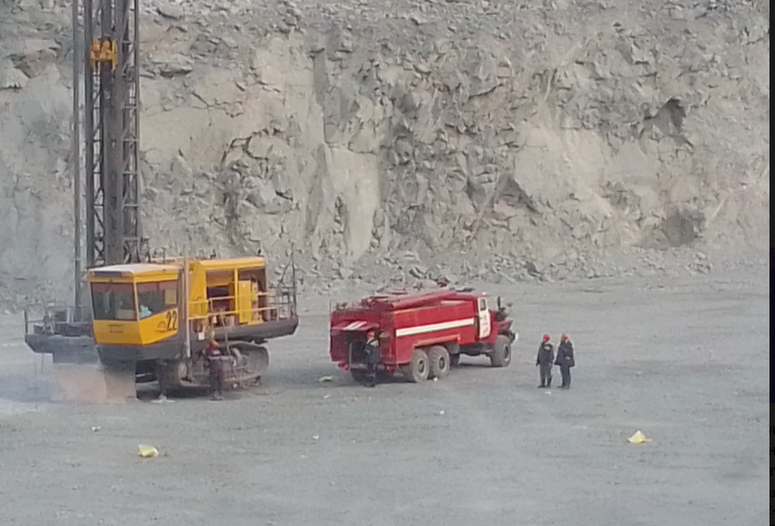 Фото подписчика "Юрий Стрелец". Ни чего страшного, буровому станку понадобилось обновить запас воды.