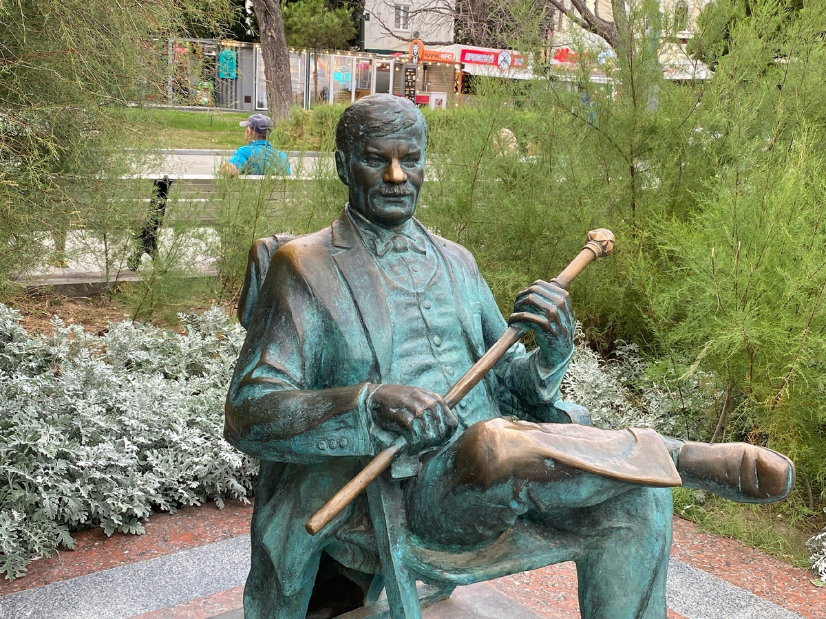 Памятник великому Пуговкину на Набережной Ялты. Фото автора. 