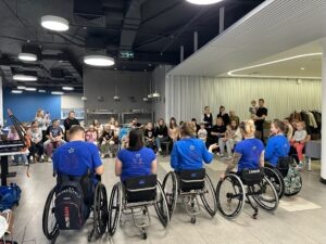 Весть о нашем первом визите и необычных мастер-классах быстро разлетелась по центру «Тоша и Ко». И в этот раз нас ждало еще больше юных спортсменов, готовых принять вызов и попробовать свои силы в новых видах спорта. Видеть, как загораются их глаза, как они смело пробуют новое, преодолевают себя и искренне радуются своим маленьким и большим победам – это самая ценная награда для всей нашей команды!