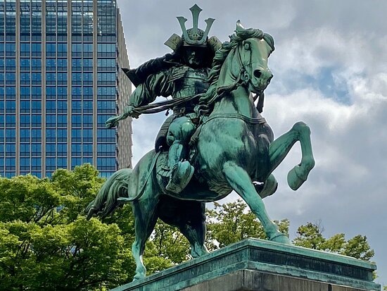 Памятник Кусуноки Масасигэ перед Императорским дворцом в Токио