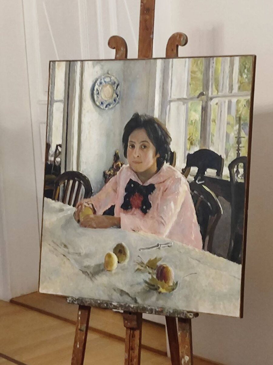 Репродукция картины В. Серова "Девочка с персиками"; место в усадьбе Абрамцево, где позировала Вера