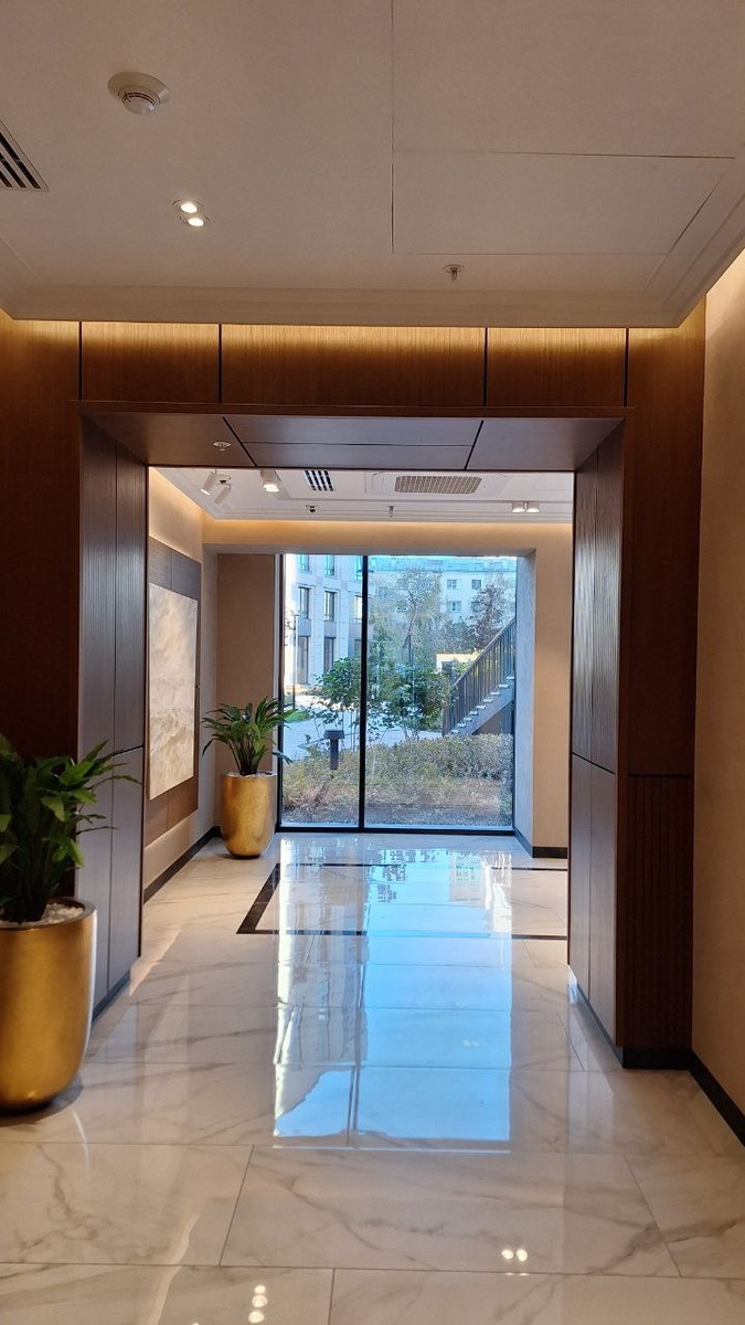 фото автора, холл современного ЖК