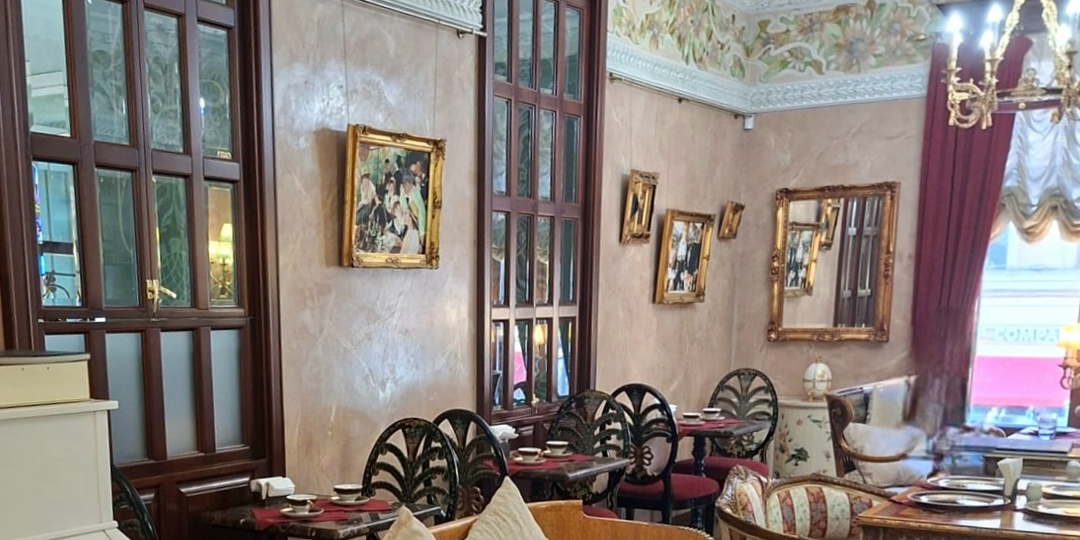 Петербург. Побывала в легендарном ресторане купцов Елисеевых. Не цены главное, а впечатления