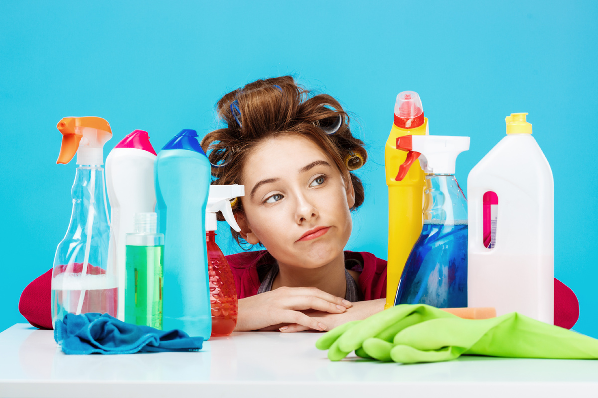 Источник: https://ru.freepik.com/free-photo/young-woman-looks-tired-sitting-table-with-cleaning-tools_8357429.htm">Изображение от cookie_studio на Freepik