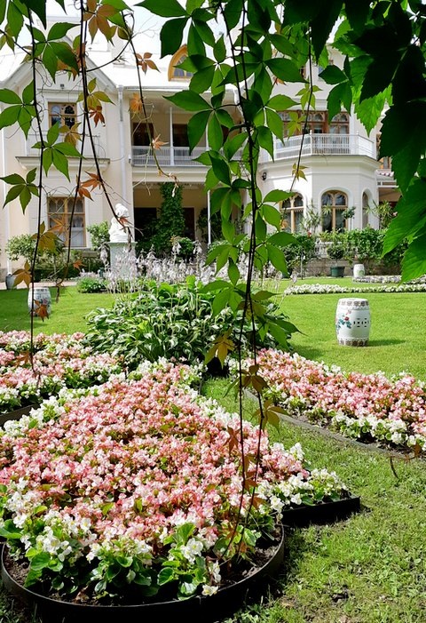 Фермерский дворец. Вид из Собственного садика /фото из личного архива, 2022/