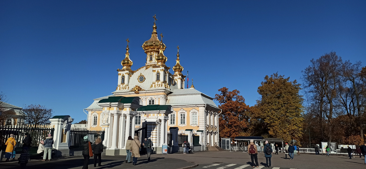 Петергоф. У входа в Верхний и Нижний парки (Правленская улица)