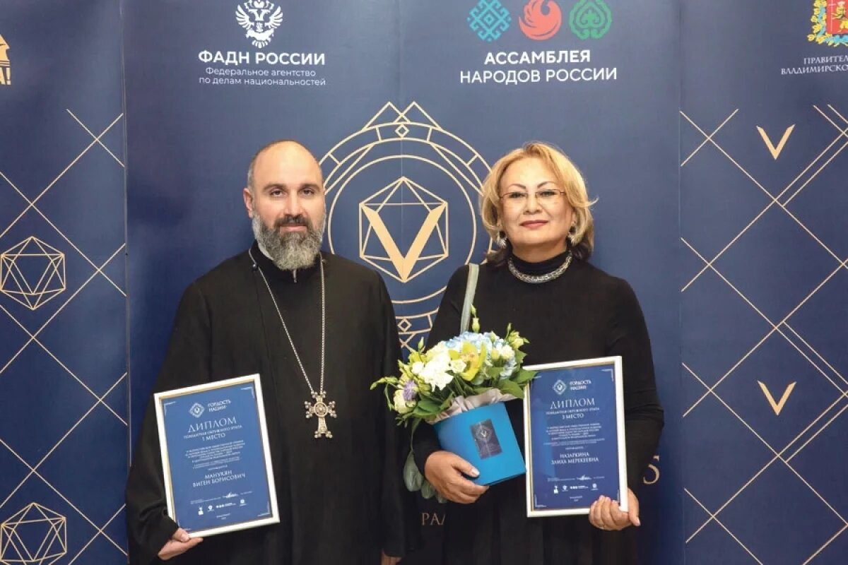    Директор представительства еженедельника «Аргументы и Факты в Тамбове» Зоя Назаркина и руководитель культурно-образовательного центра церкви Святой Мариам Аствацацин Тамбова отец Виген Манукян.