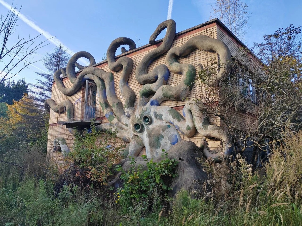 Вот такой кракен живёт на территории «Сказки». Фото: Оксана Чумичева / Яндекс Карты