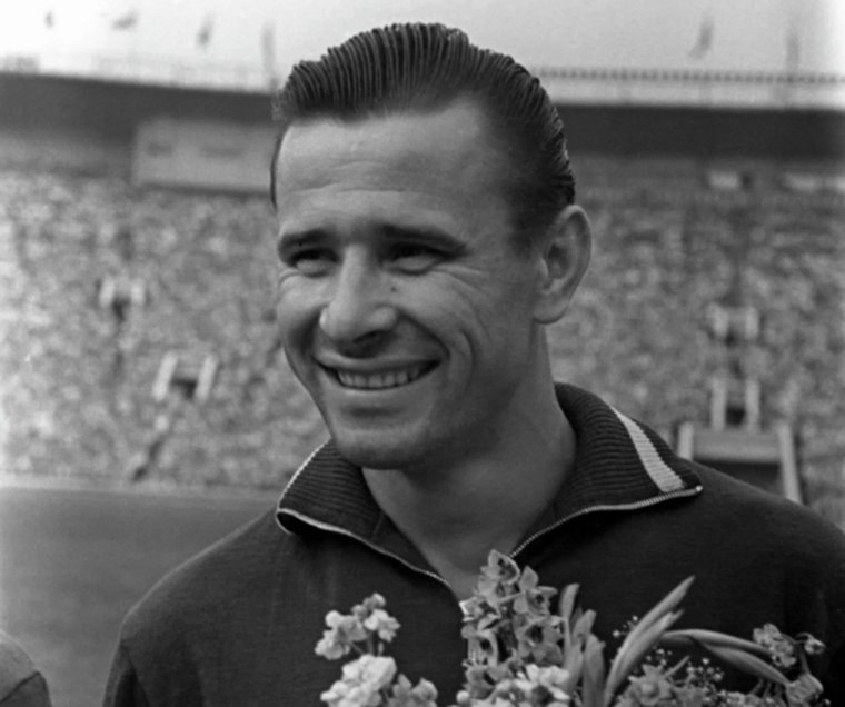     Лев Иванович Яшин — советский футболист, вратарь, выступавший за московское «Динамо» и сборную СССР