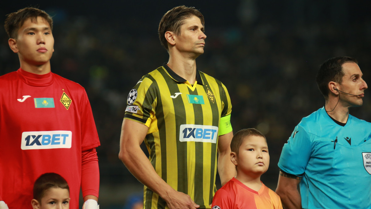 Александр Мартынович провел с "Пафосом" свой 50-й матч за "Кайрат". Поздравления легенде! А казахским болельщикам - повод задуматься. Когда 36-летний Мартынович перешел из "Рубина" в "Кайрат" год назад, они писали:" Постесняйтесь радоваться. Зачем вы радуетесь тому, что "Кайрат" подписывает никому не нужных стариков?". Теперь все видят - без Мартыновича и "Пафосу" бы проиграл, да и вообще, не дошли бы до группового этапа ЛЧ. Не многовато ли беспонтовых понтов у наших соседей? Ранее, Черчесова уволили из сборной и лишились шансов на ЧМ-26 уже после 3-4-х туров отбора...