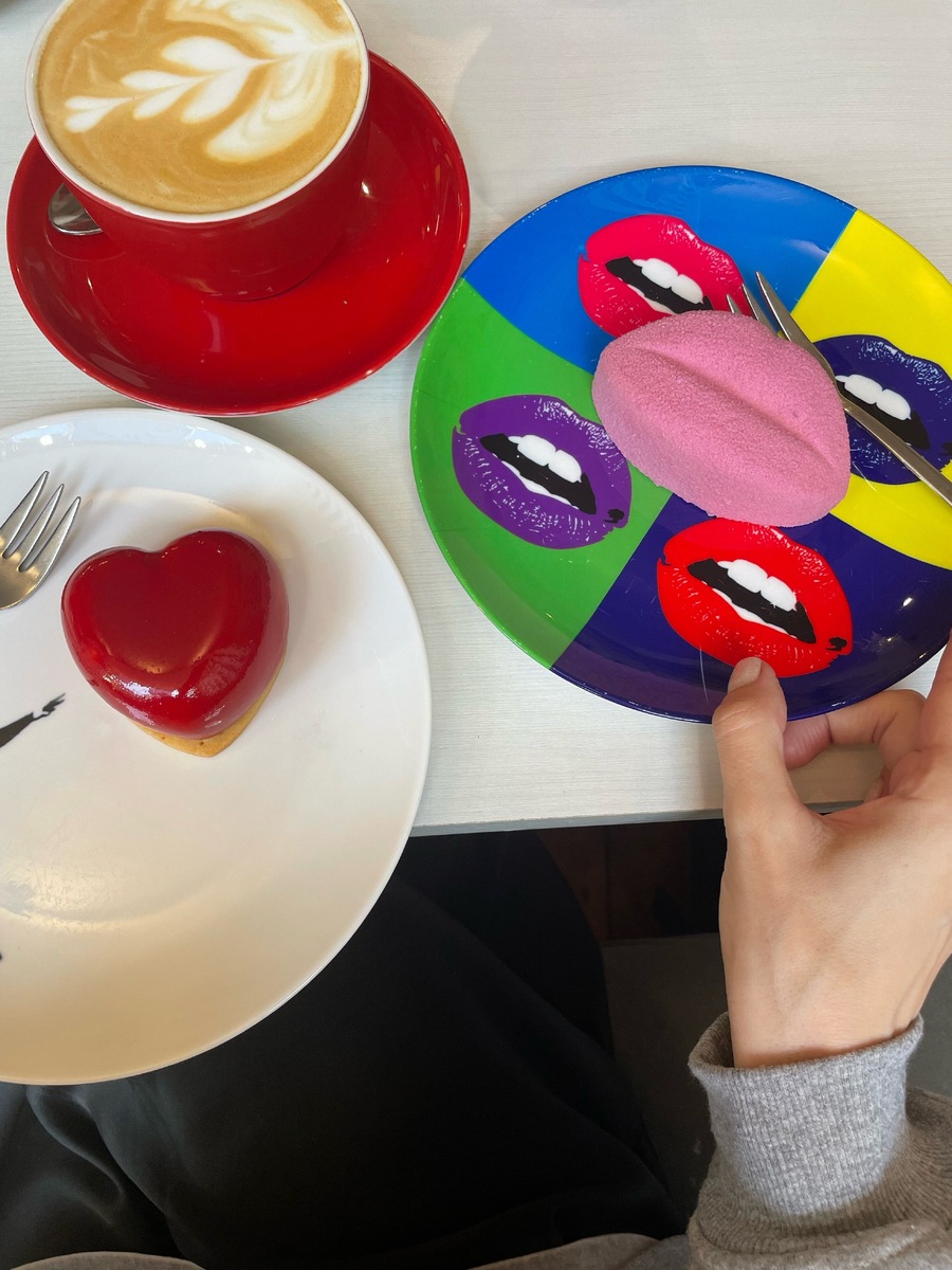 В кафе и десерты вкусные, и цены отличные