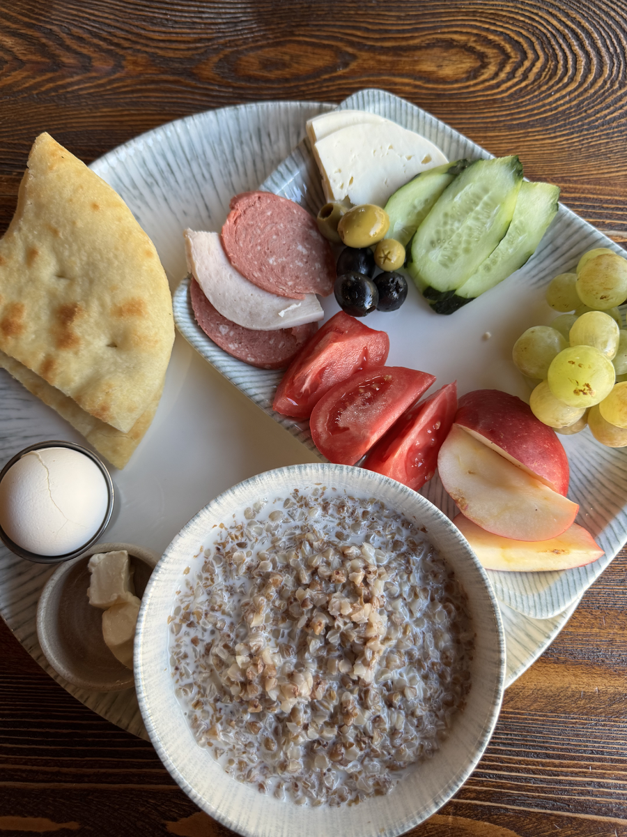 Завтрак в "Белых журавлях": каша, лепёшка, ассорти