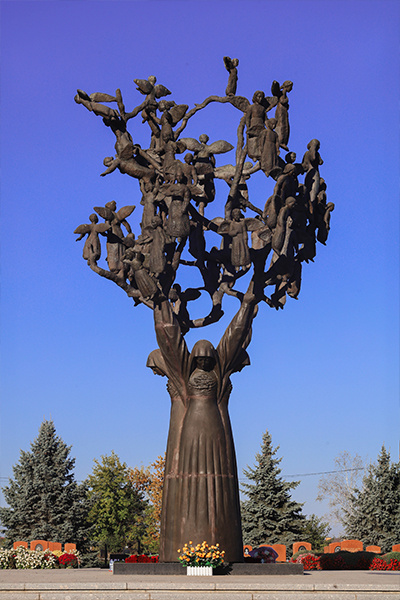 Беслан. Памятник "Древо скорби". Изображение из открытых источников.