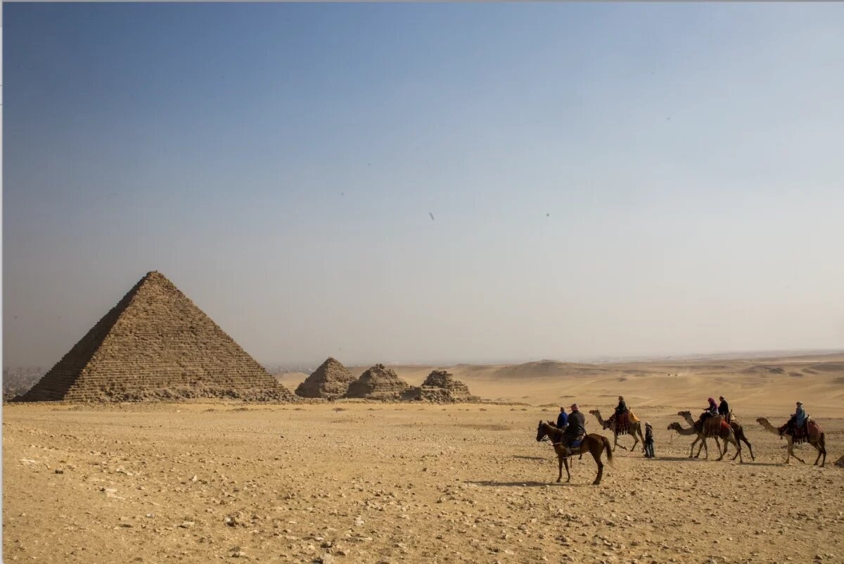    Туристка провалилась внутрь 4000-летней египетской пирамиды