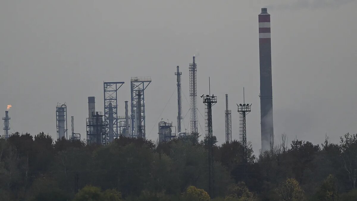   Robert Hegedus / EPA / TASS- Пожар на нефтеперерабатывающем заводе венгерского нефтяного гиганта MOL, Сазхаломбатта, Венгрия