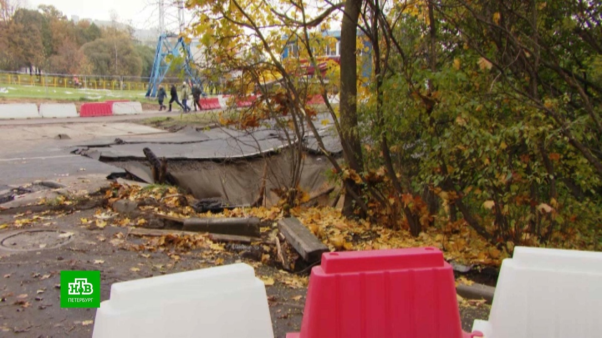    В Петербурге у жилого дома образовалась огромная яма после аварии на коллекторе