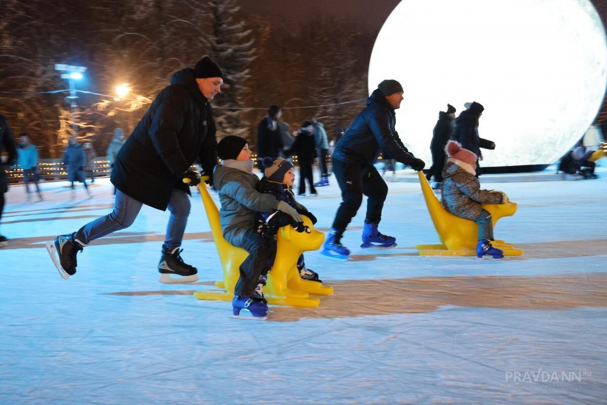    В прошлом году главным украшением катка стал яркий макет Луны