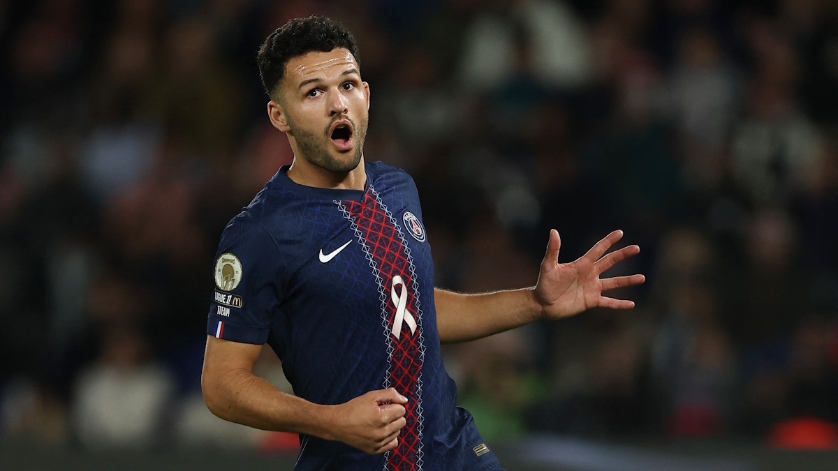    Байер играет с ПСЖ в Лиге Чемпионов 21 октября 2025. Фото: REUTERS