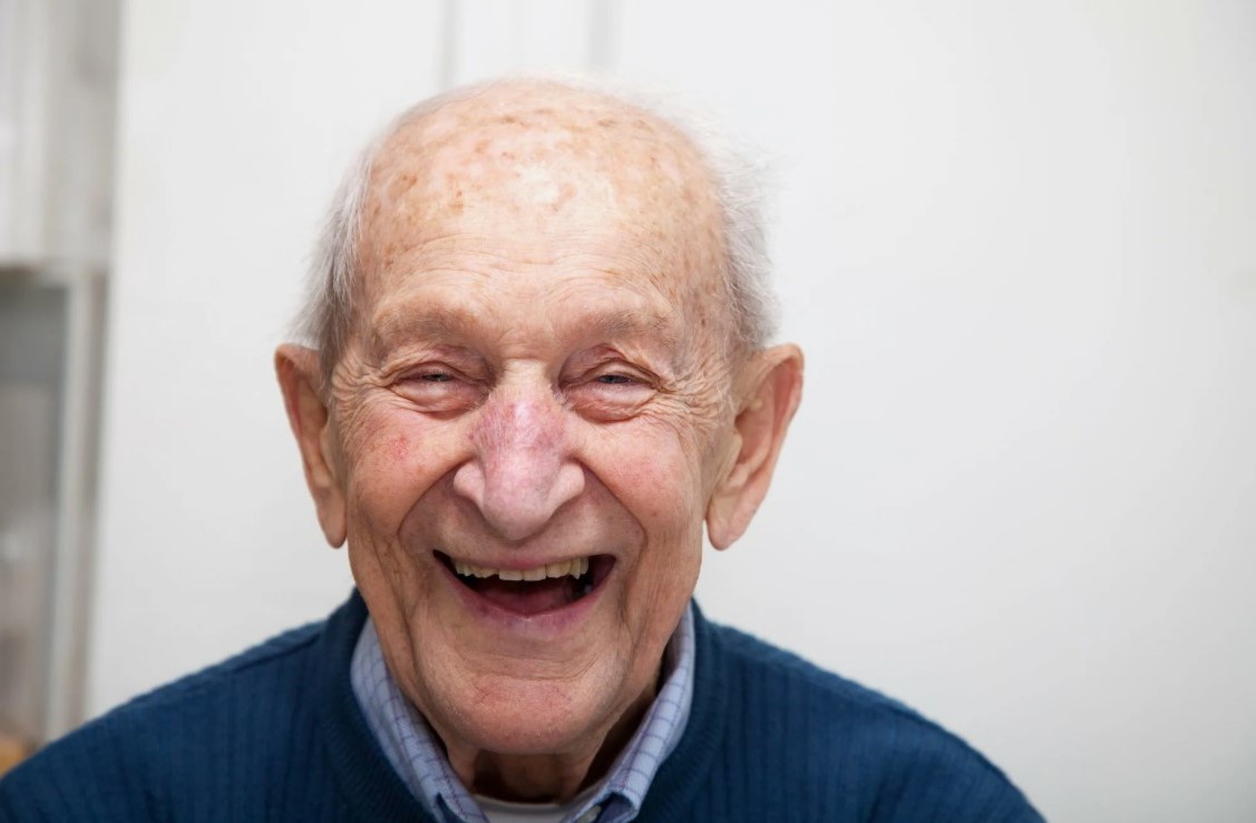 Так вот, если честно, 80 лет — это не потолок. Но к этому возрасту организм подтачивают четыре скрытых врага. Они не болят, не кричат, не предупреждают. Просто день за днём укорачивают жизнь. Разберём их по пунктам — без паники, но с фактами.

