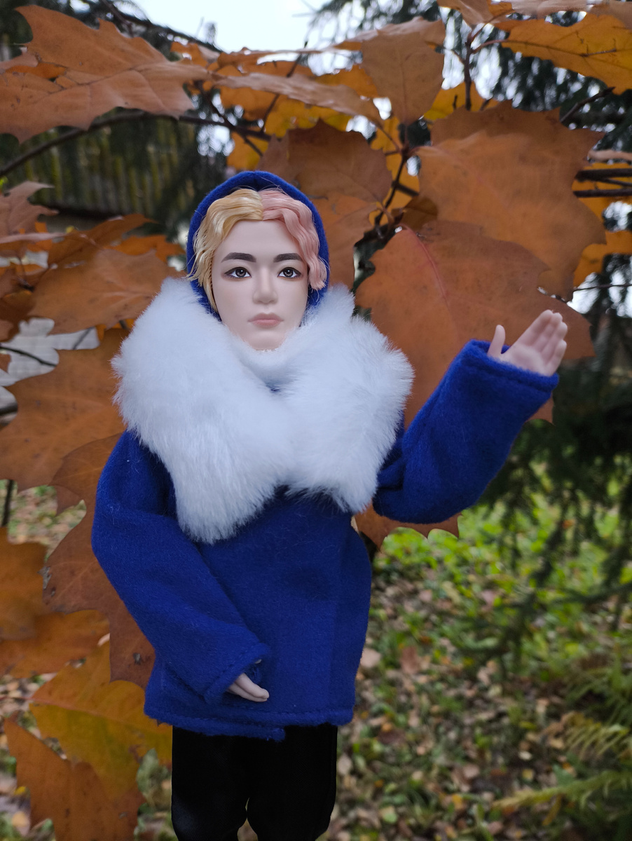 Машет ручкой 