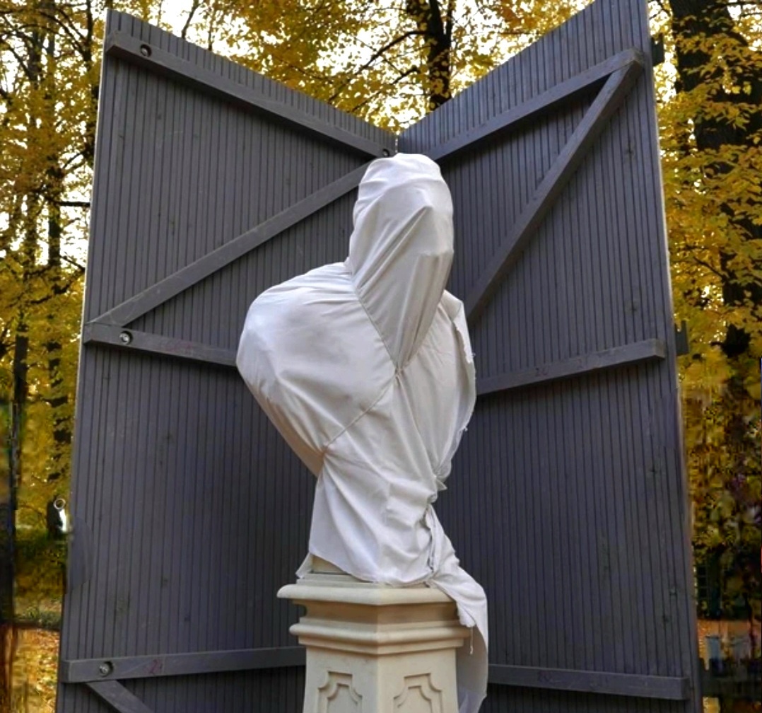 Статуи Летнего сада уходят в зимнюю спячку. 