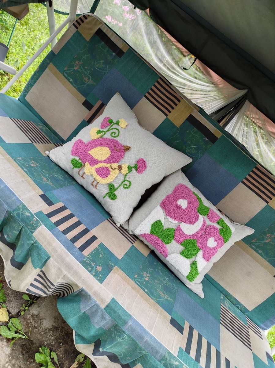 Подушки. Техника "Ковровая вышивка". Листайте страницы галереи.