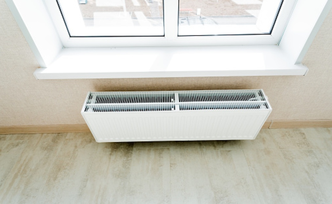 почему радиаторы водяного отопления располагают под окнами