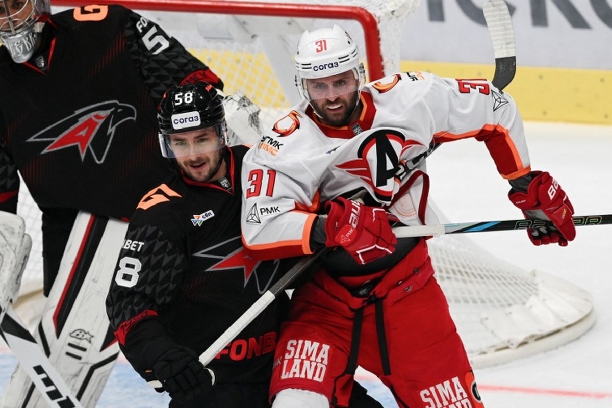 Фото из открытых источников (у ворот омского "Авангарда")