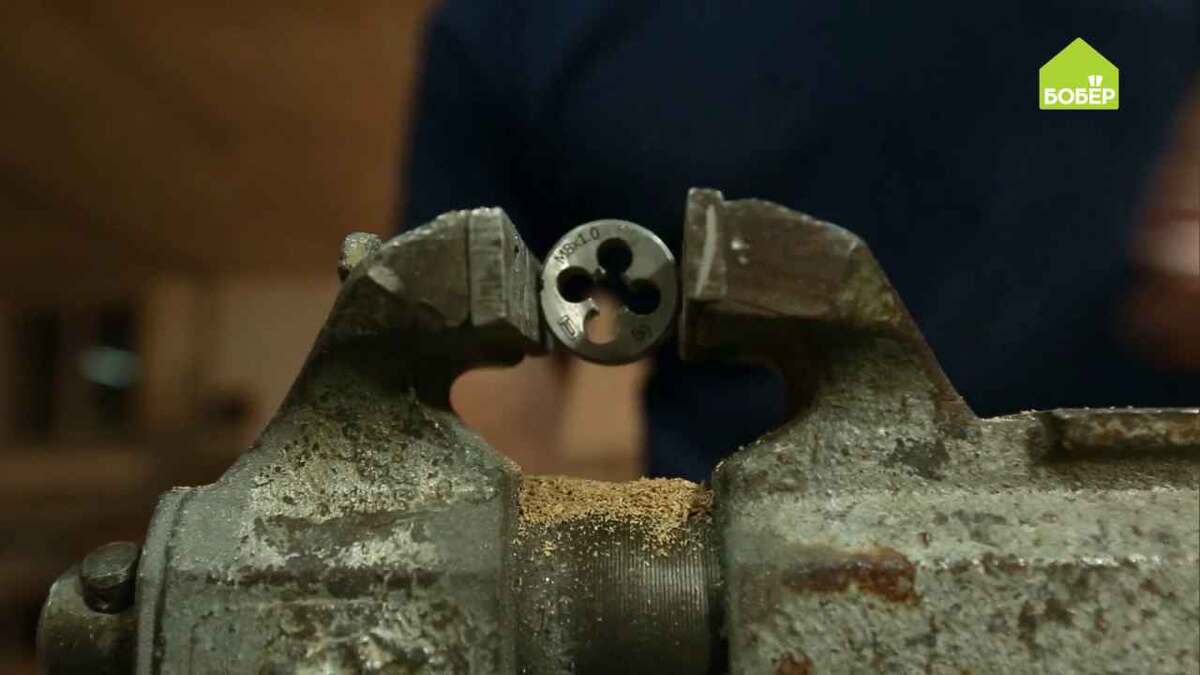 Зажмите плашку в тиски.