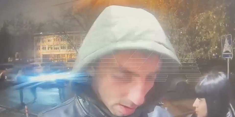 Камера домофона: у подъезда подозреваемый, слева позади - Сергей с товарищем