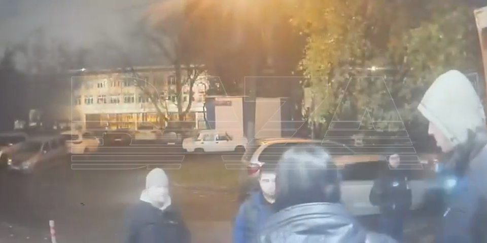 Камера домофона: Сергей общается с подозреваемым