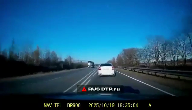 Видеорегистратор: момент движения по автодороге группы машин до аварии
