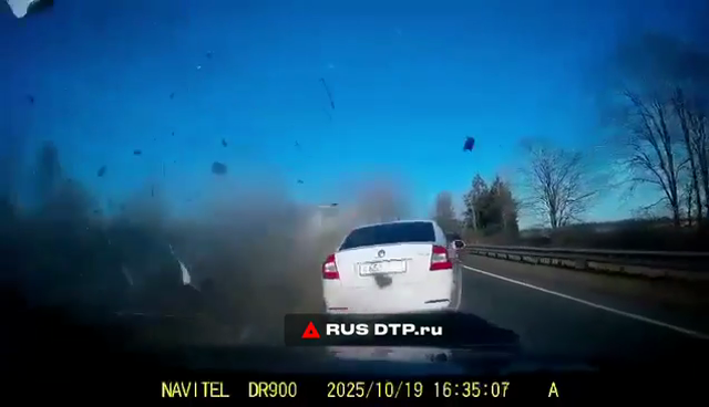 Видеорегистратор: момент столкновения встречных машин