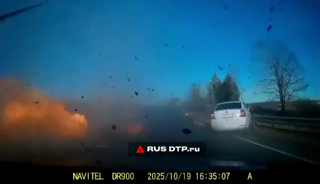 Видеорегистратор: момент столкновения встречных машин