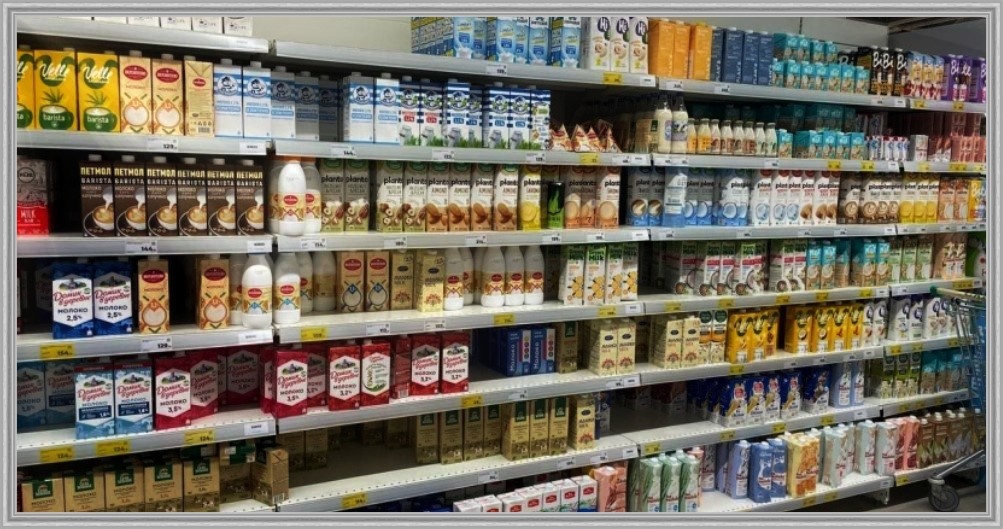 Она видела, как на заводе “чуть-чуть” подсыпали консервант в большой чан.
