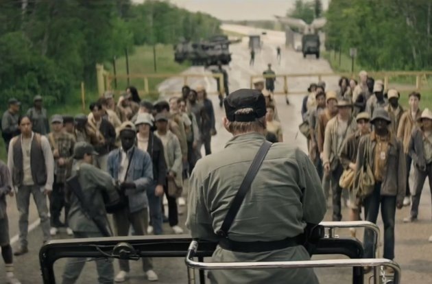 Кадр взят из фильма Стивена Кинга "Долгая прогулка" 2025 год